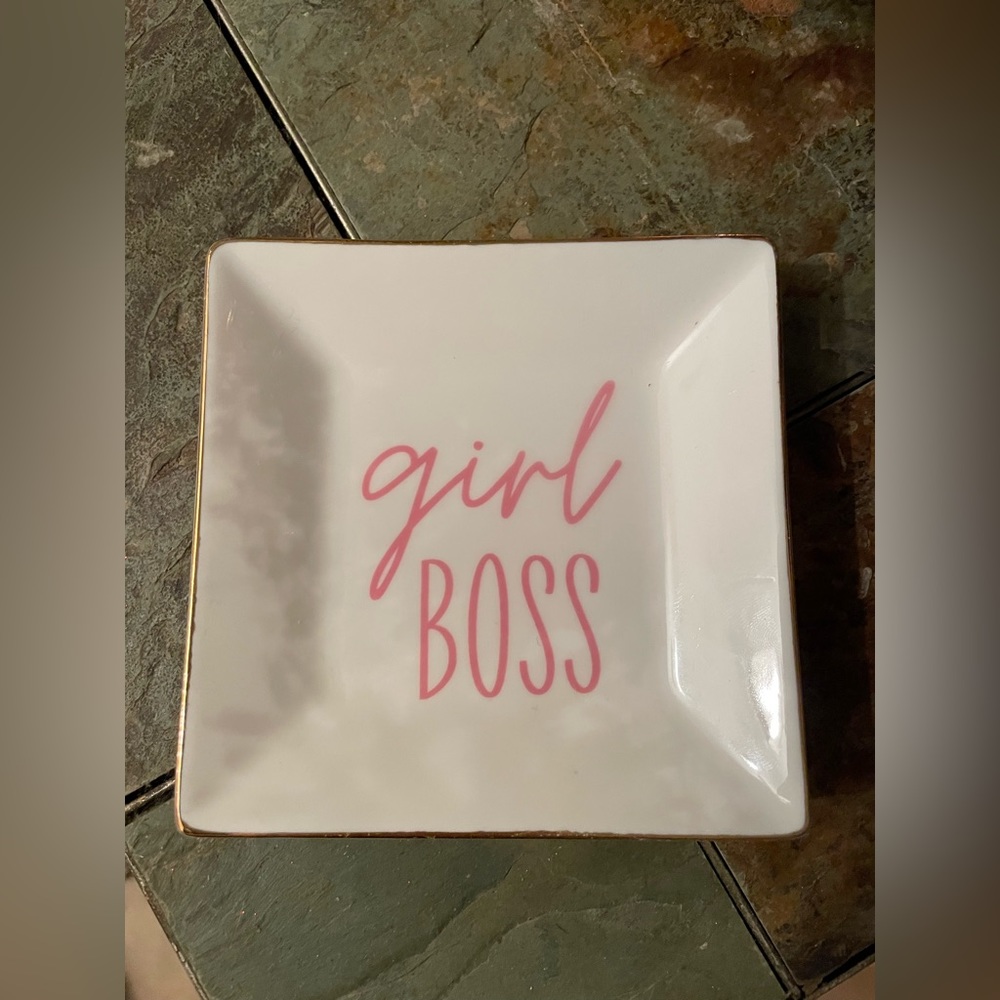 small decorative plate “girl boss”